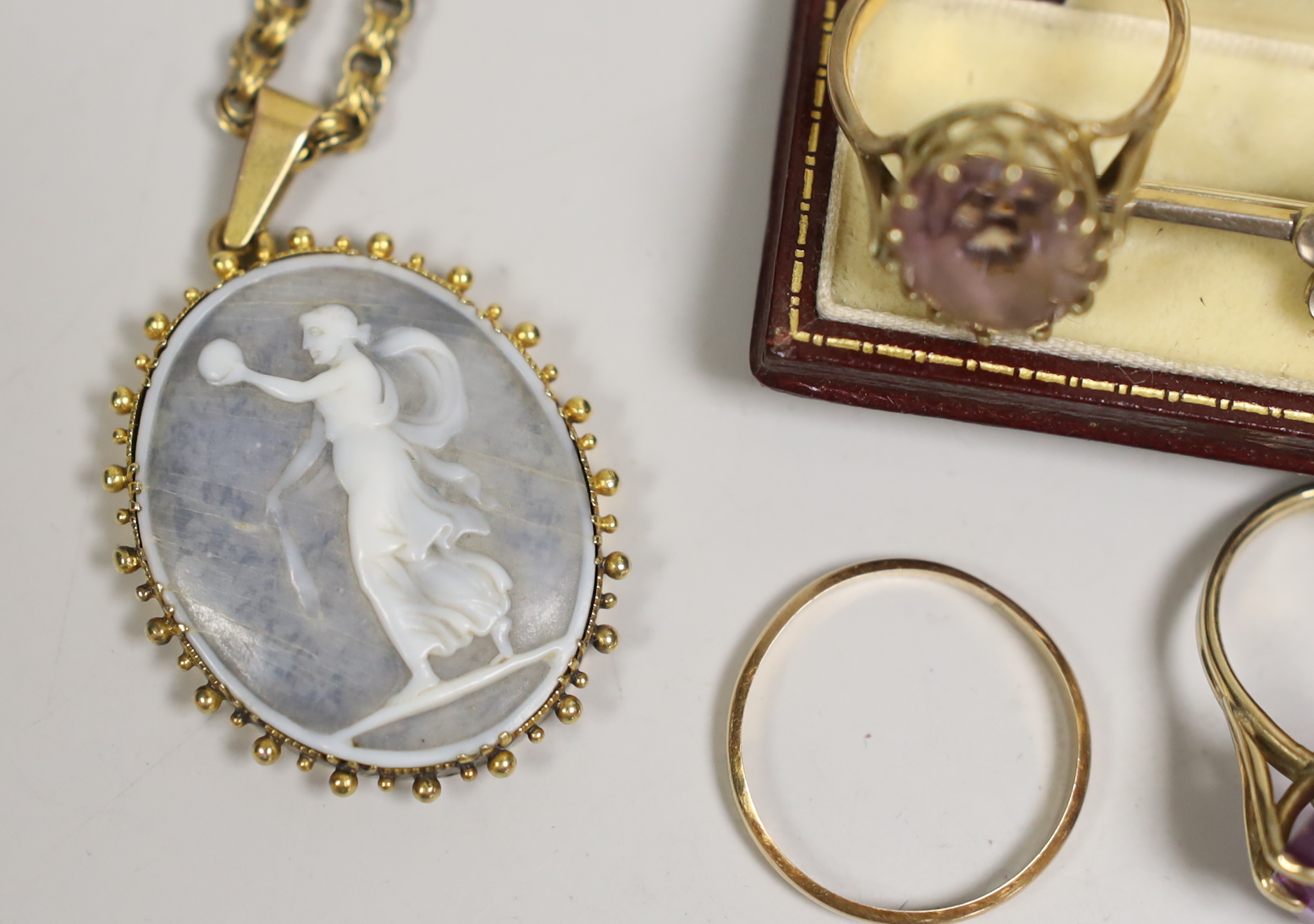 A collection of gold and other jewellery to include small yellow metal mounted carved intaglio fob, 9ct gold gem-set dress ring, a similar yellow metal ring and band, a moonstone bar brooch, an unmounted facetted citrine